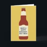 Carte Amateurs de bière de message personnalisé<br><div class="desc">Cette carte de voeux est prête à être customisée avec votre propre message à l'avant et à l'intérieur afin que vous puissiez créer la carte personnalisée parfaite pour les anniversaires ou toute occasion. Il présente une illustration d'une bouteille de bière brune sur le devant contre un arrière - plan jaune...</div>
