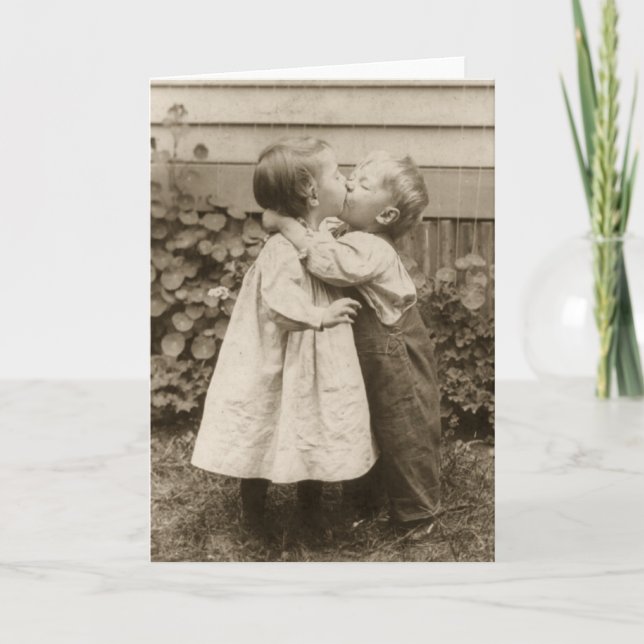 Carte Amour vintage Photo d'enfants s'embrassant dans un (Devant)