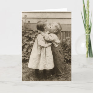 Carte Amour vintage Photo d'enfants s'embrassant dans un