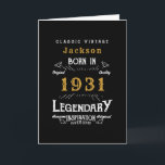Carte Anniversaire 90 ans personnalisé Né en 1931 Vintag<br><div class="desc">Une carte d'anniversaire classique personnalisée pour cette célébration d'anniversaire pour quelqu'un né en 1931. Ajoutez le nom à ce design noir, blanc et or de style rétro vintage pour un cadeau d'anniversaire personnalisé. Modifiez facilement le nom et l'année avec le modèle fourni. Un superbe cadeau d'anniversaire noir personnalisé. Plus de...</div>