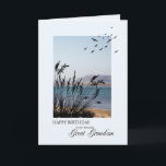 Carte Anniversaire De Great Grandson, Scène Balnéaire<br><div class="desc">Une belle carte d'anniversaire pour un arrière petit-fils. Une scène balnéaire avec herbe silhouée et mouettes. Une belle scène de tranquillité qui promet des souvenirs de vacances balnéaires.</div>