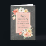 Carte Anniversaire de la petite-fille rustique et de son<br><div class="desc">Joyeuse carte d'anniversaire mariage pour petite-fille et son mari avec des fleurs rustiques de la campagne,  motif de tableau noir et verset sincère.</div>