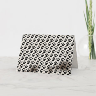 Carte anniversaire d'empreintes de pattes de chien sale