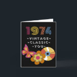 Carte Anniversaire vintage 1974 Retro Design for Friend<br><div class="desc">Né en 1974 Anniversaire Vintage pour Ami. Vintage,  Classique,  Vous écrivez sur la couverture. Un papillon rétro,  un disque LP et une fleur sont présentés sur la couverture. Copyright © Shoaff Ballanger Studios,  2022.</div>