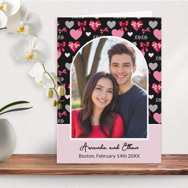 Carte Arches personnalisées de photos avec rubans et cœu (A modern Valentine's Day card with photo in an arch shape, personalized text, and hearts and bows)