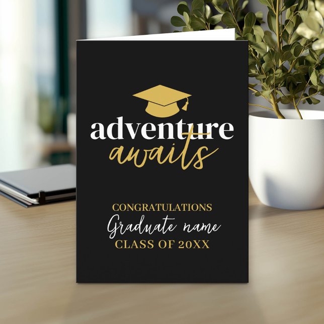 Carte Aventure Await - Nom Casquette Black Gold Graduati (Custom Graduation Greeting Card - Add the Graduate's Name)