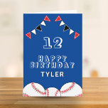 Carte Baseball Ball Flags Blue Sports Anniversaire de en<br><div class="desc">Baseball Ball Bunting Flags Blue Sports Anniversaire de enfant Card. Le design a des boules de baseball et des drapeaux de fête d'anniversaire en rouge, noir et blanc. Ajoutez votre nom, votre âge et votre texte et faites votre propre carte d'anniversaire. Idéal pour les garçons et les filles qui aiment...</div>