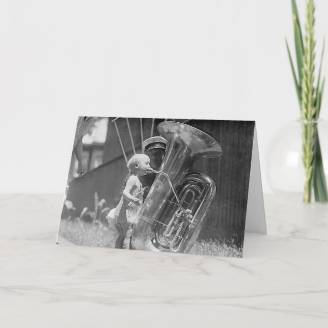 Carte Bébé jouant Tuba, 1923 (Devant)