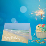 Carte Belle plage Joyeux anniversaire<br><div class="desc">Cette belle carte d'anniversaire de plage présente une belle photo de bord de mer avec un joli bécasseau de sable assis au bord des vagues bleu vert de l'océan. La belle typographie blanche sur le sable dit HAPPY BANTHDAY mais peut être changée à votre propre message personnalisé aussi. Personnalisez l'écriture...</div>