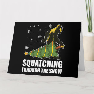 Carte Bigfoot de Noël se faufilant dans la neige