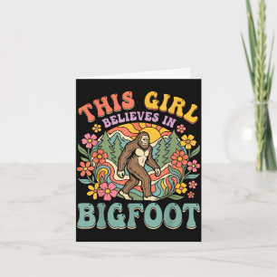 Carte Bigfoot fille croit forêt florale coucher de solei