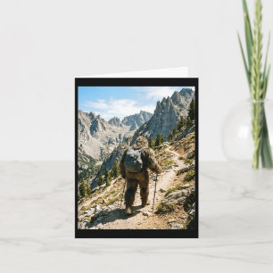 Carte Bigfoot randonnée drôle de sasquatch avec sac à do
