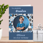 Carte Blue Trendy Modern 1 Photo Grandson Anniversaire<br><div class="desc">Cette carte d'anniversaire peut être personnalisée avec le nom de votre petit-fils, et une photo préférée. Votre photo choisie apparaîtra dans un "cadre" blanc rond dans un motif abstrait amusant dans un style moderne. Le texte en haut de la carte est "À un merveilleux petit-fils", avec son nom sous la...</div>