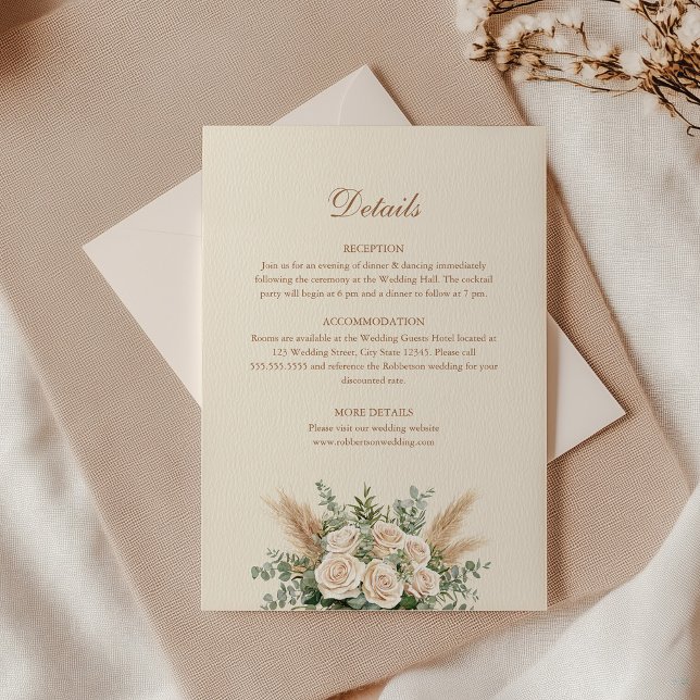 Carte Boho Pampas Grass & Rose blanche Mariage Dét (Boho Pampas Grass & White Rose Wedding Detail Card with an envelope on an elegant table)