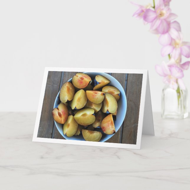 Carte Bol de fruits de prunier tranchés sur une table en (Orchidée)