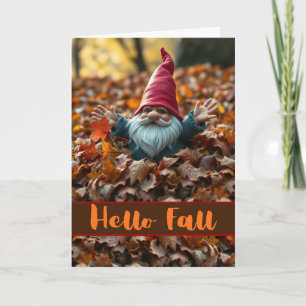Carte Bonjour Gnome d'automne dans un tas de feuilles d'
