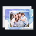 Carte Bonne Hanoukka Blue Watercolor Menorah | PHOTO<br><div class="desc">Vacances juives modernes - vous souhaitant une carte Happy Hanoukka (Chanukah, ) avec une couleur bleue aquarelle design arrière - plan. Le dos de la carte a Menorah. Personnalisez ces cartes en ajoutant votre photo et votre nom. Envoyez-les à tous vos amis et votre famille pendant cette période festive de...</div>