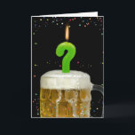 Carte bougie d'anniversaire de point d'interrogation<br><div class="desc">fermeture du symbole du point d'interrogation sur la tasse à bière avec confetti du parti</div>