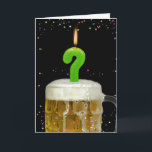 Carte bougie d'anniversaire de point d'interrogation<br><div class="desc">fermeture du symbole du point d'interrogation sur la tasse à bière avec confetti du parti</div>