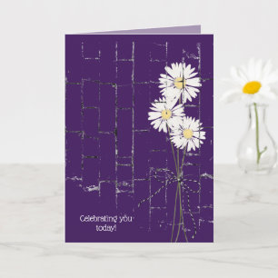 Carte bouquet de pâquerettes sur brique violette pour an