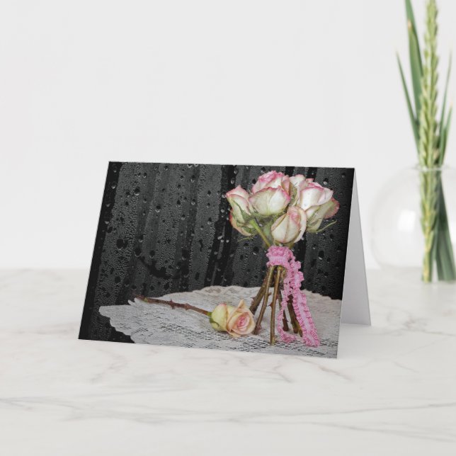 Carte bouquet de rose sur doily avec gouttes de pluie (Devant)