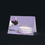 Carte Casquette de port d'anniversaire de chat soufflant<br><div class="desc">Casquette de port d'anniversaire de chat soufflant des bougies sur le gâteau d'anniversaire | Steven Puetzer | AssetID : sb10064212b-001</div>