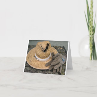 Carte Casquette et gants de jardin bien utilisés