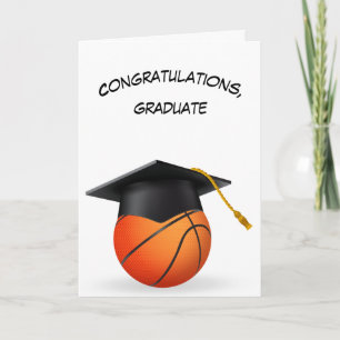 Carte Casquette noire de graduation sur un basket-ball