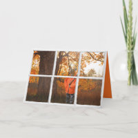 cerf habillé comme chasseur dans la fenêtre et les