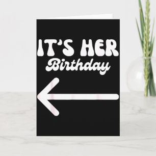 Carte C'est son anniversaire (flèche pointant) Humour di