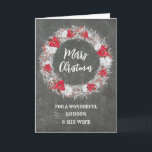 Carte Chalkboard Godson et sa femme Joyeux Noël<br><div class="desc">Joyeux Noël pour godson et sa carte de femme avec motif rustique de tableau noir de pays et couronne enneigée avec poinsettias.</div>
