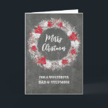 Carte Chalkboard Papa et Stepmaman Joyeux Noël<br><div class="desc">Joyeux Noël pour la carte papa et belle-mère avec motif de tableau noir rustique et couronne enneigée avec poinsettias.</div>