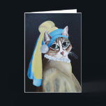 Carte Chat avec une perle à l'oreille Salutation<br><div class="desc">Basée sur le tableau "La Jeune Fille à la perle", réalisé en 1665 par Johannes Vermeer, cette carte met en vedette un chat tabby canadien pas si célèbre que ça du nom de Bella. Un jour, sa propriétaire l'a photographiée dans exactement la même pose que le tableau célèbre. Elle a...</div>