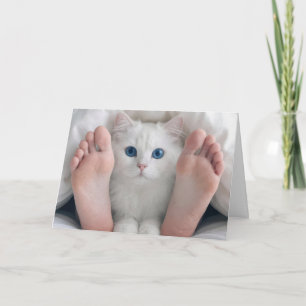 Carte Chat d'anniversaire et pieds humains sous une coue