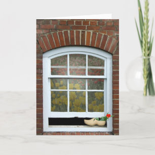 Carte chaussure en bois avec la tulipe dans la fenêtre