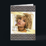 Carte chevron noir or moderne forme abstraite 21e<br><div class="desc">Célébrez votre 21e anniversaire avec ce design moderne et chic avec des lignes en chevron de zigzag noir et faux or qui embrassent le bord supérieur et inférieur de la carte et forment un cadre autour d'une fausse incrustation de photo géométrique or qui a des éclaboussures abstraites d'or sur elle....</div>