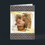 Carte chevron noir or moderne forme abstraite 21e<br><div class="desc">Célébrez votre 21e anniversaire avec ce design moderne et chic avec des lignes en chevron de zigzag noir et faux or qui embrassent le bord supérieur et inférieur de la carte et forment un cadre autour d'une fausse incrustation de photo géométrique or qui a des éclaboussures abstraites d'or sur elle....</div>