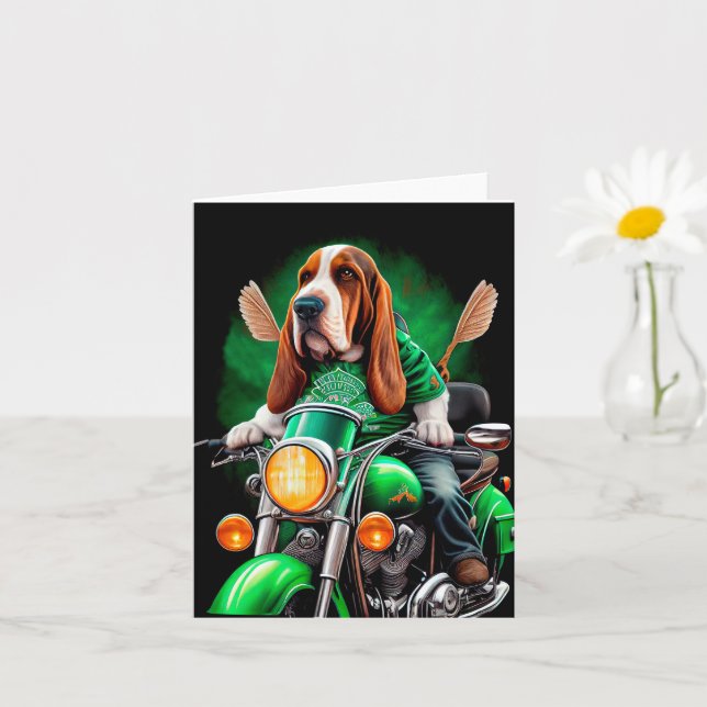 Carte Chien Basset Hound conduisant un vélo Saint-Patric (Petite plante)