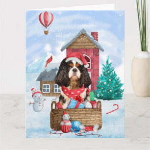 Carte Chien Cavalier King dans la maison de Noël enneigé