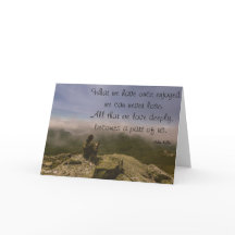 Chien et femme sur une falaise rocheuse