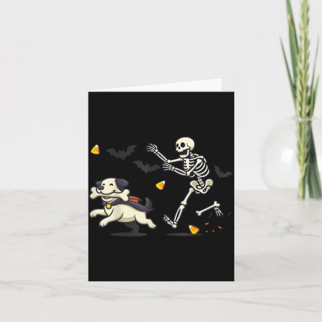 Carte Chien squelette scène de poursuite drôle d'Hallowe (Devant)