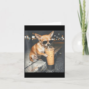 Carte Chihuahua buvant un café glacé mème animal drôle