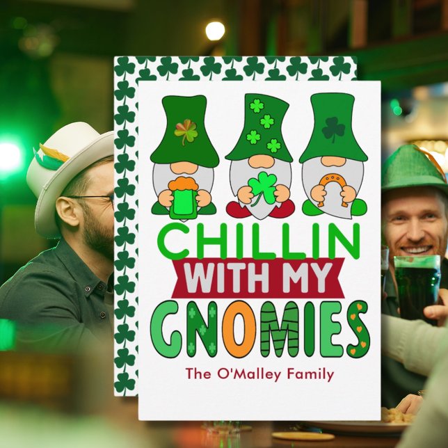 Carte Chillin drôle avec mon Jour de la Saint Patrick Gn (Funny Chillin with My Gnomies St Patrick's Day Flat Card, gnomes, green, party, friends, family)
