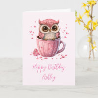 Chouette rose mignonne dans une coupe Anniversaire
