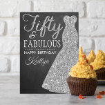 Carte Cinquante et fabuleux 50e anniversaire<br><div class="desc">Envoyez un message d'anniversaire personnalisé avec cette élégante robe de parties scintillant argent cinquante et fabuleuse carte d'anniversaire 50e. Le nom sur le devant peut facilement être personnalisé pour cette personne spéciale et le message à l'intérieur de la carte peut également être personnalisé.</div>