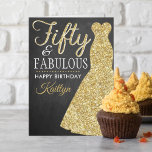 Carte Cinquante et fabuleux 50e anniversaire<br><div class="desc">Envoyez un message d'anniversaire personnalisé avec cette élégante robe de parties scintillant en or cinquante et fabuleuse carte d'anniversaire 50e. Le nom sur le devant peut facilement être personnalisé pour cette personne spéciale et le message à l'intérieur de la carte peut également être personnalisé.</div>