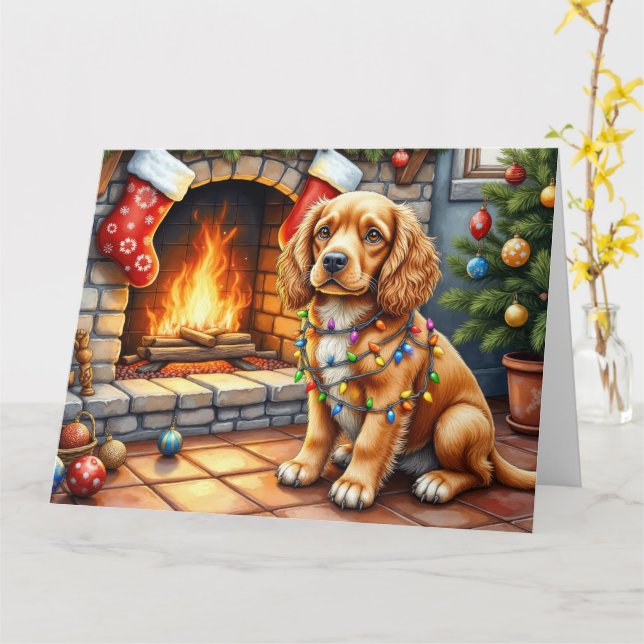 Carte Cocker Spaniel près de la cheminée avec des lumièr (Fleur jaune)