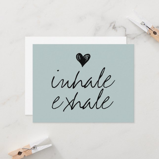 Carte Coeur moderne citation bleue poussiéreuse minimale (Devant/Arrière en situation)