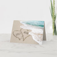 Coeurs de plage sur le sable avec des noms