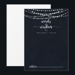 Carte Conseil Des cordes rustiques éclairent des mots Mariages d<br><div class="desc">Cette corde rustique illumine les mots mariages de la carte conseil de sagesse est parfait pour un mariage moderne. Le design présente de belles lumières à cordes peintes à la main dans un arrière - plan bleu foncé. Ces cartes sont parfaites pour un mariage, une douche nuptiale, un baby shower,...</div>